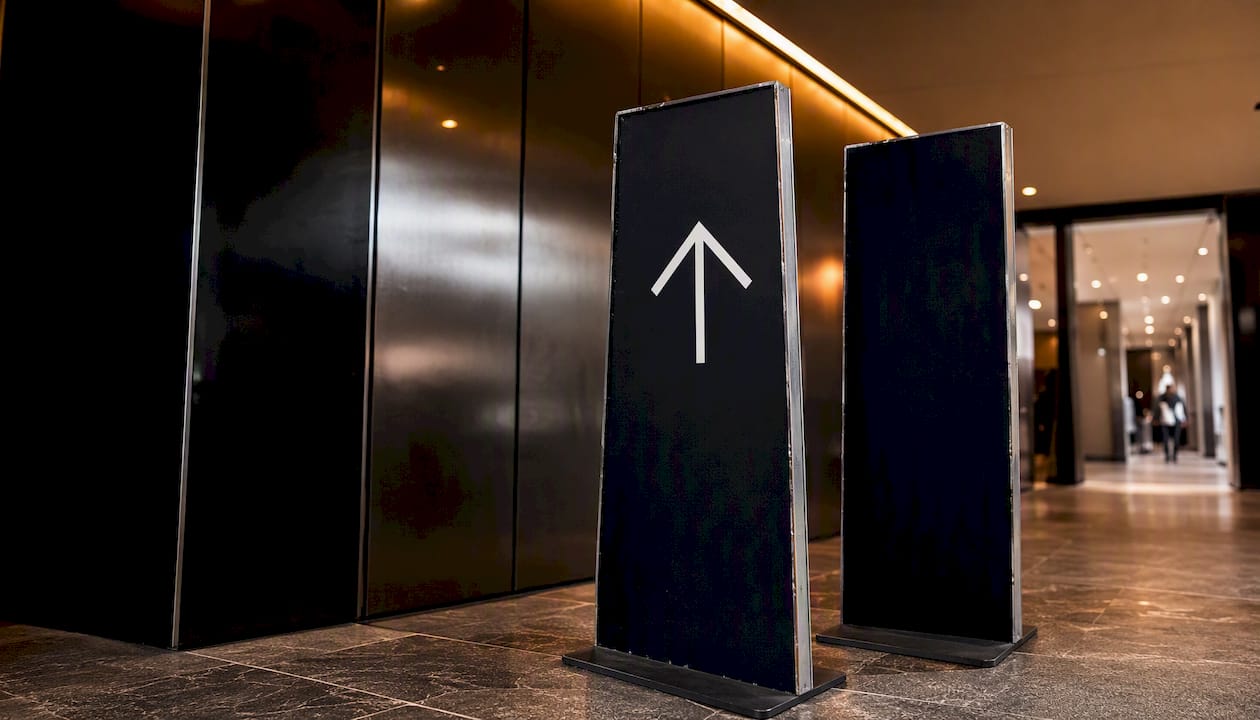 Paired directional and identification event signs